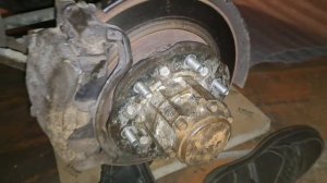 Меняю шпильки в правой ступице спереди