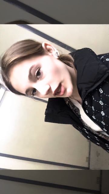 Она улетела уехала или ...