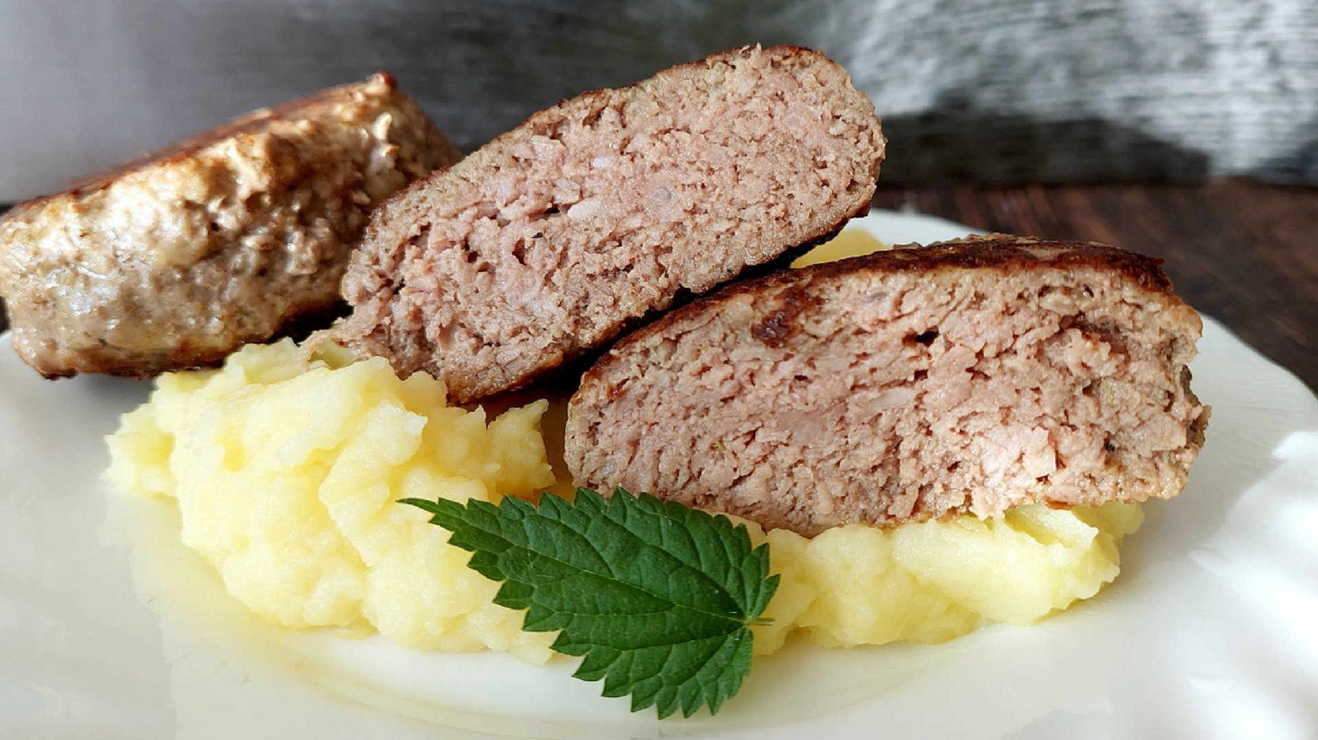 Нежные котлеты с картофельным пюре на гарнир. Домашние котлеты всегда к месту и ко времени. смотреть онлайн