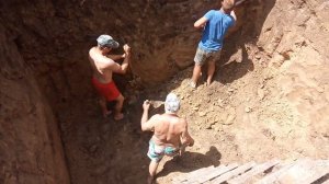 Ескаватор ЮМЗ копає яму & Ловол 1054 одвозить землю.