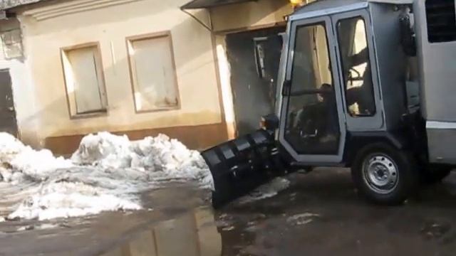 Коммунальная машина от компании Заря с отвалом впереди смотреть онлайн