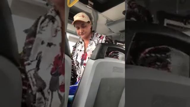 Сумасшедшая Бабка в автобусе! смотреть онлайн