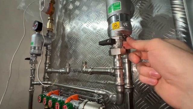 СБОРКА КОЛЛЕКТОРА ВОДОСНАБЖЕНИЯ В ПРОЦЕССЕ | РЕМОНТ КВАРТИРЫ В ЖК WEST GARDEN | ВЕСТ ГАРДЕН смотреть онлайн