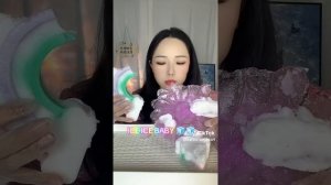 Ест ледяную скульптуру