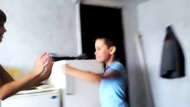 Прикол пацан падает смотреть онлайн