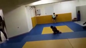 Девочка победила двух мальчиков!!!!