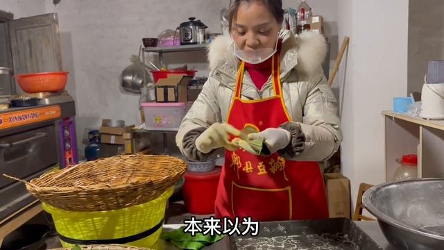娜姐和雨锅做四种口味的甜藤粑粑，夫妻同心公公婆婆也来帮忙，依婷试吃真陶醉 смотреть онлайн