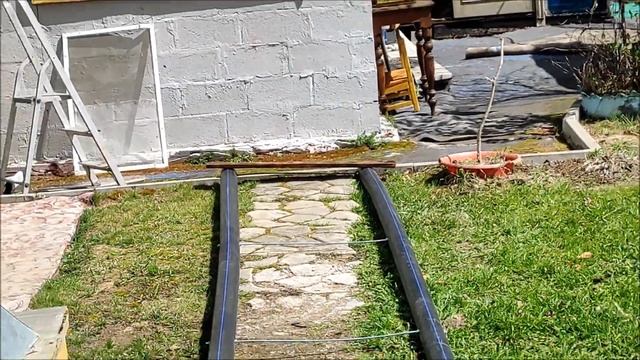 садовая дорожка из ПНД трубы и лиственницы