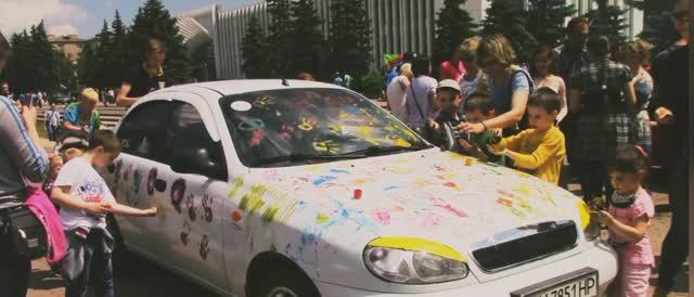 Детские рисунки на автомобилях или что получается, если детей пустить к машинам смотреть онлайн