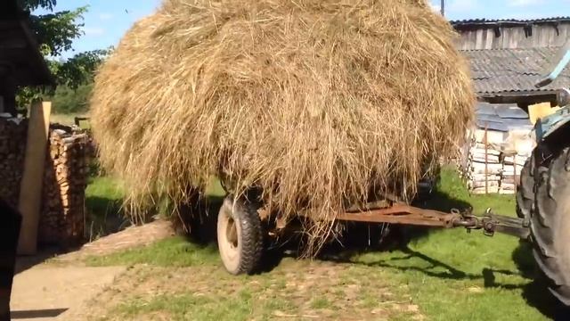 Тракторная телега с сеном. смотреть онлайн