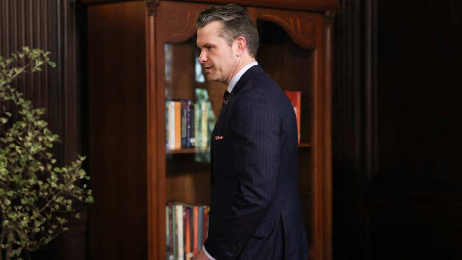 WSJ: Хегсета раскритиковали за то, что он берет жену на конфиденциальные встречи