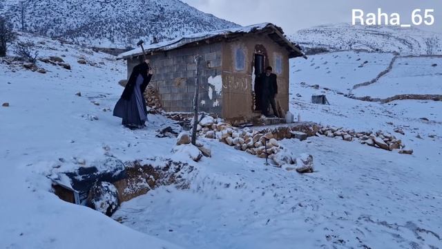 Extreme cold and snow outside the hut, the intimacy of the family inside the hut смотреть онлайн