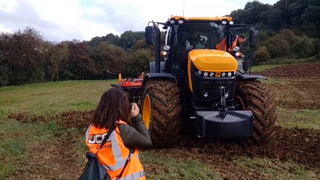Demonstratie noul tractor JCB Fastrac 8330 смотреть онлайн