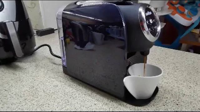 Lavazza BLUE Classy Mini Single Serve Espresso Coffee Machine LB 300, Small, Easy to Use, Easy to C смотреть онлайн