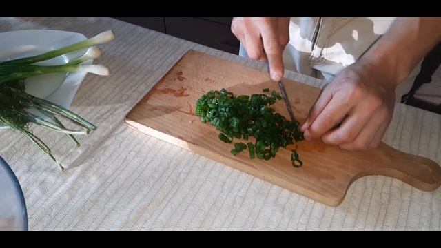 Салатик с копченной куриной грудкой и помидорками смотреть онлайн