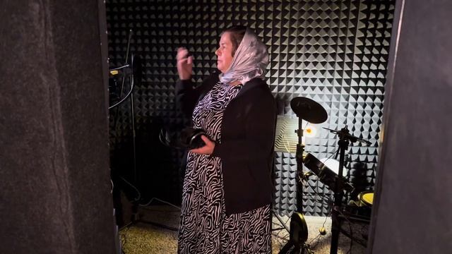 На студии звукозаписи. Записываем новую песню - матушка Валентина Корниенко смотреть онлайн