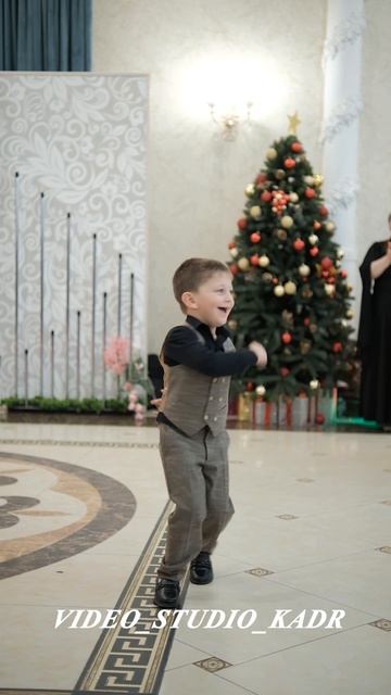 МАЛЬЧИК ЗАЖИГАЕТ НА СВАДЬБЕ