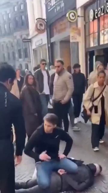 Напавший с ножом на прохожих в центре Амстердама мужчина оказался украинцем. 27 марта 2025 г. смотреть онлайн