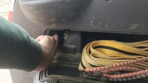 Снимаем задний фонарь ford c-max. Замена лампочки стоп сигнала