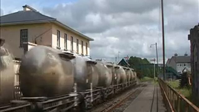 147 & 144 on Waterford-Limerick cement train at Tipperary 03-August-2007 смотреть онлайн