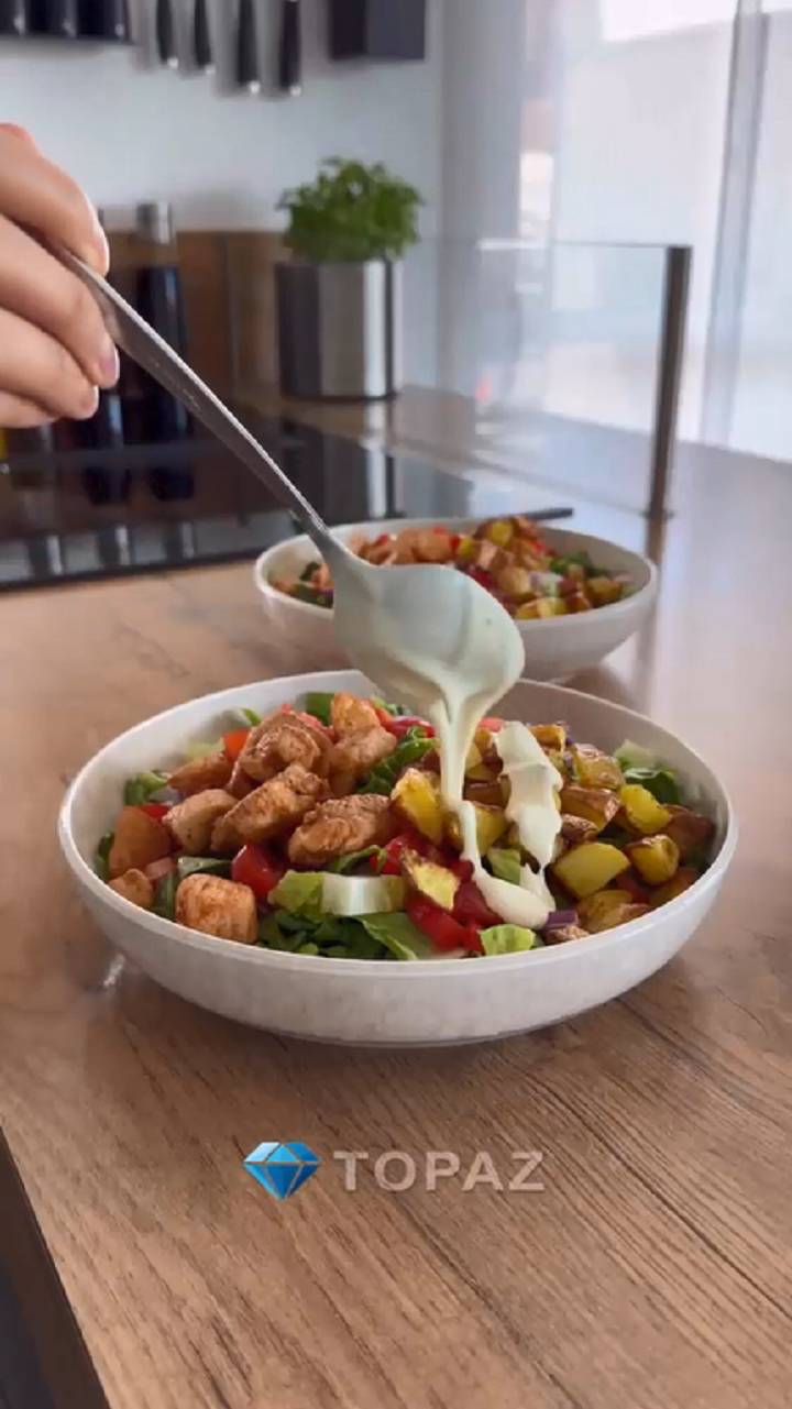 Салат с курицей и хрустящим картофелем