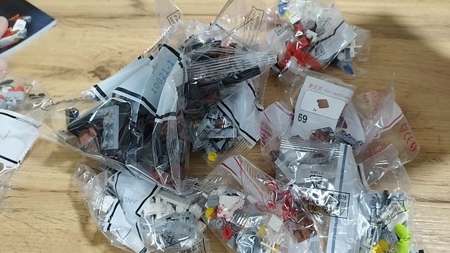 Обзор на конструктор Mould King 10021 Creator "Автомобиль Охотников за привидениями ECTO-1" смотреть онлайн