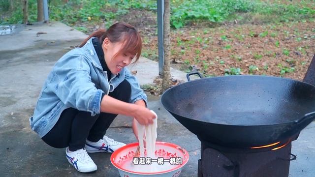 下雨天，秋妹嗦肥肠米粉，劲道爽滑，吃的浑身暖和，巴适！【颜美食】