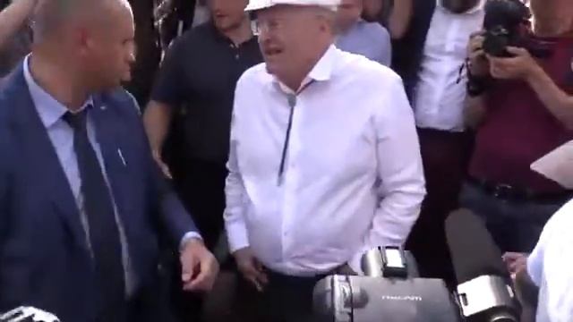 Жириновский угрожает и дерется с людьми смотреть онлайн