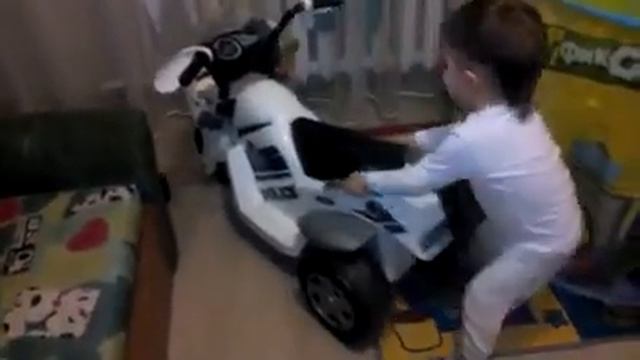 гонки на мотоцикле по квартире смотреть онлайн