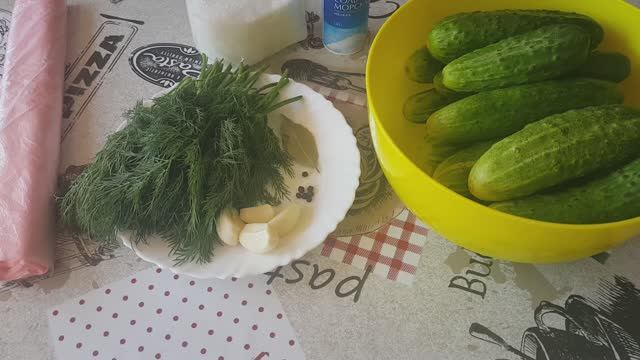 Малосольные огурцы быстрого приготовления. Рецепт малосольных огурцов в пакете с чесноком и зеленью. смотреть онлайн