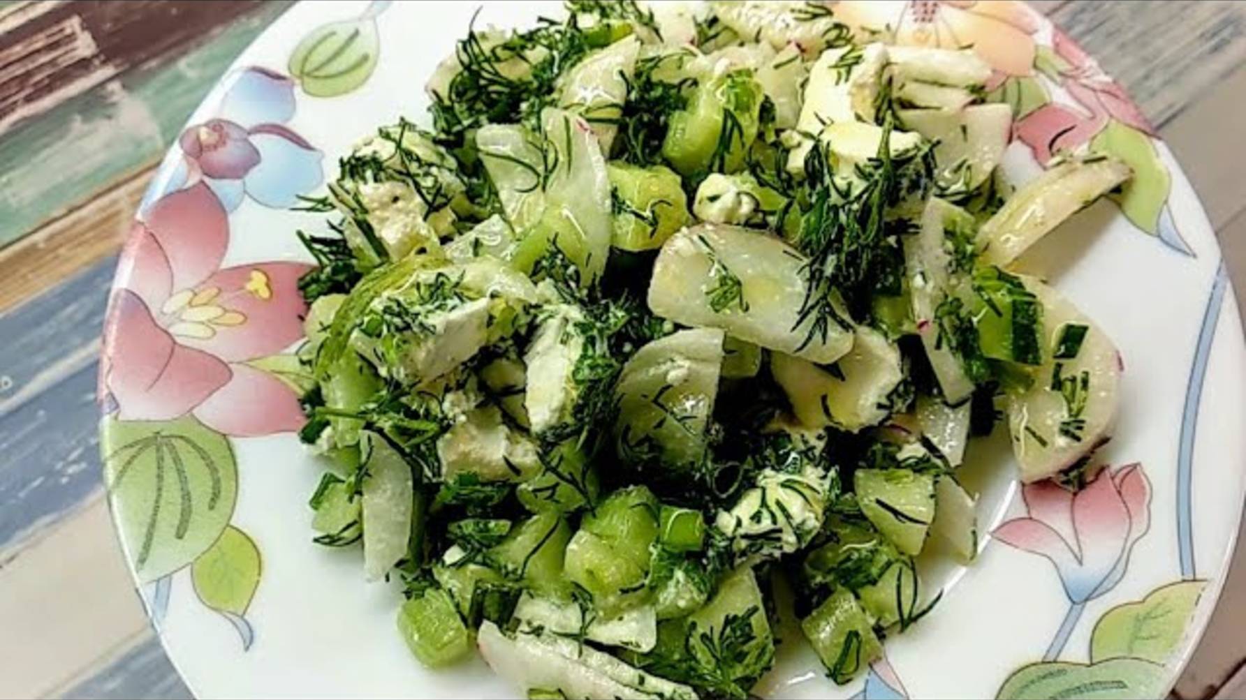 Весенний мгновенный салат из овощей и зелени. Простой рецепт. смотреть онлайн