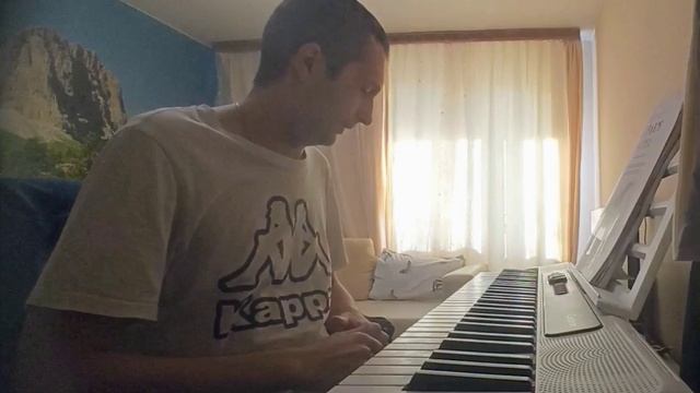 Играю на синтезаторе