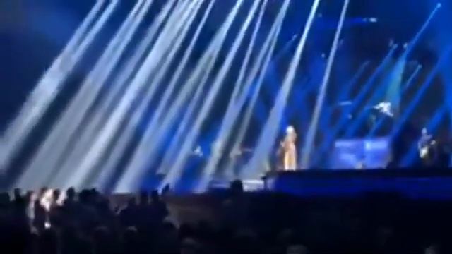 Celine Dion - Lying Down Live In Quebec Courage World Tour смотреть онлайн