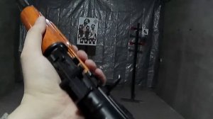 Стрельба из страйкбольного газового АК (GBB) по мишени. / Target shooting airsoft AK (GBB).