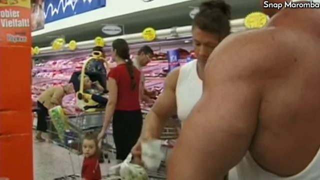 REAÇÃO DAS PESSOAS AO VEREM ESSE MONSTRO NO SUPERMERCADO смотреть онлайн