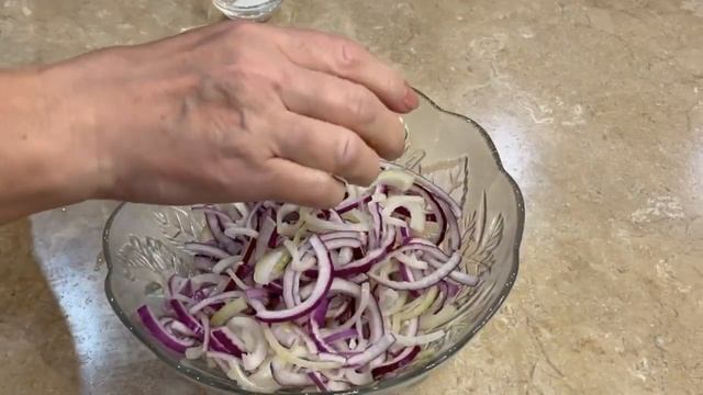 МАРИНОВАННЫЙ ЛУК !!! НЕВЕРОЯТНО ВКУСНО БЫСТРО И ПРОСТО !!!