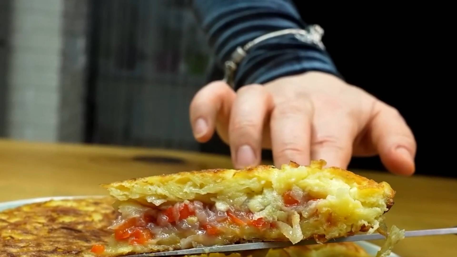 Картофельный пирог на сковородке смотреть онлайн