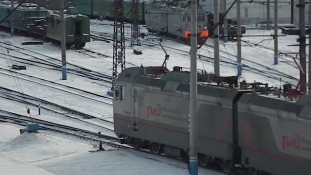 2ЭС10-003 "Гранит" заезжает в локомотивное депо ТЧ-5 смотреть онлайн