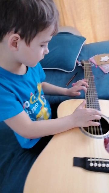 рома играет на гитаре, это очень круто было.