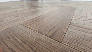 Как приклеить инженерную доску на стяжку.