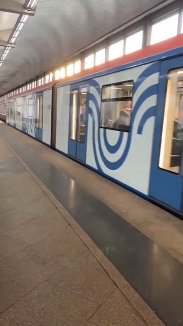 Прибытие 81-765.4 на станцию «Воробьевы Горы» смотреть онлайн