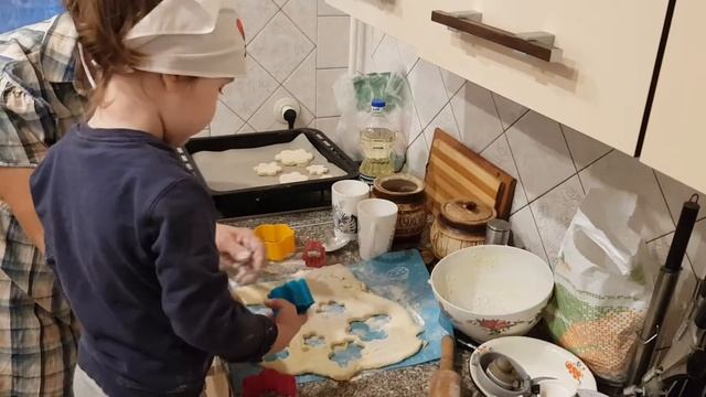 Мы со внученькой вдвоем печенюшечки печем.... смотреть онлайн