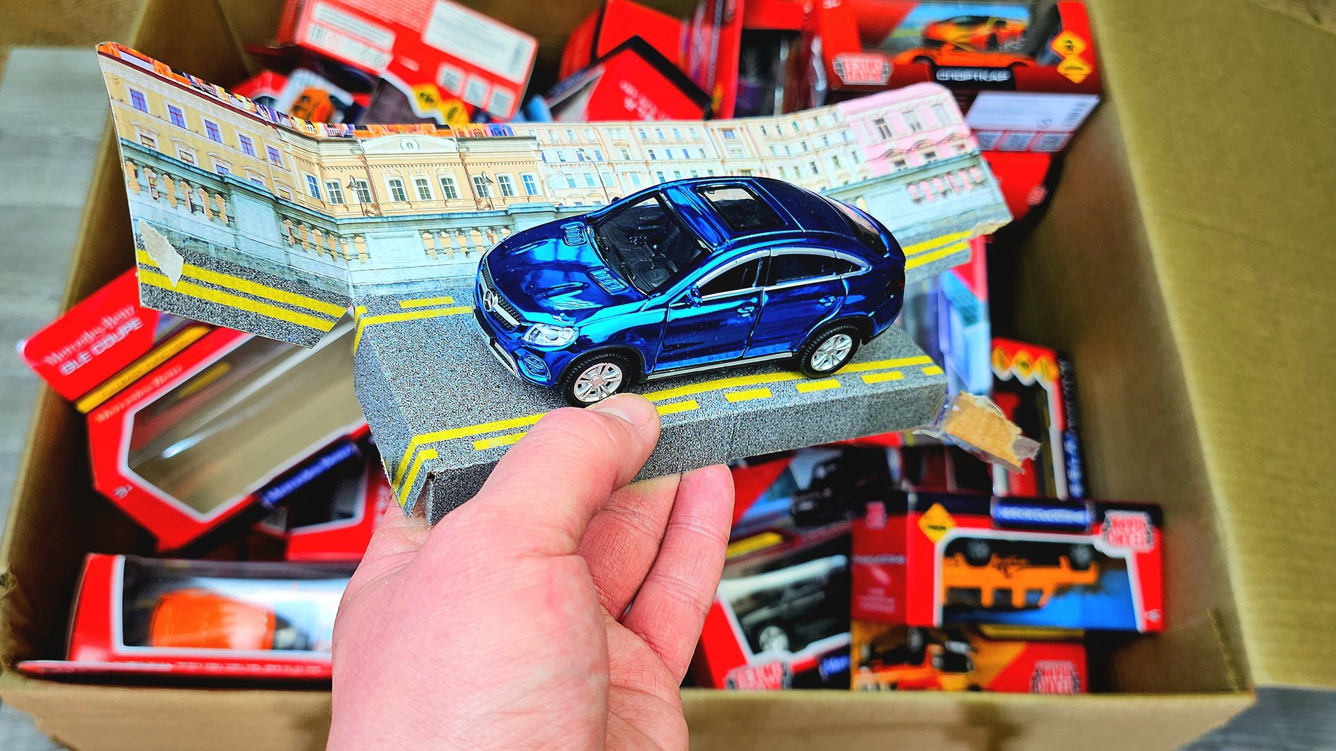 Коробка с разными моделями Технопарк. Про машинки смотреть онлайн