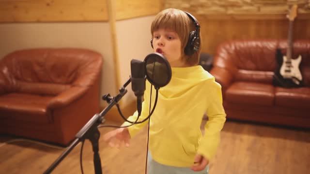 Марат Дидин - Cant Waight To Be King (кавер Король Лев) смотреть онлайн