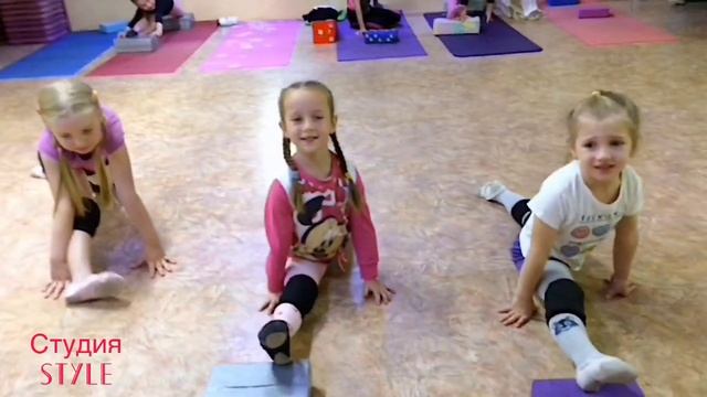 Продольный шпагат с провисим. Малыши 4-5 лет. смотреть онлайн
