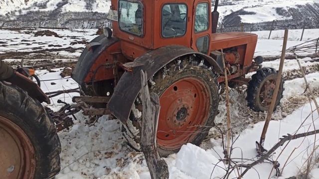 Трактор Т-40 застрял на снегу. Его буксирует другой Т-40. Сила трактора смотреть онлайн