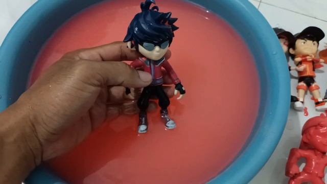 menemukan dan membersihkan mainan boboiboy yang berlumpur warna merah смотреть онлайн