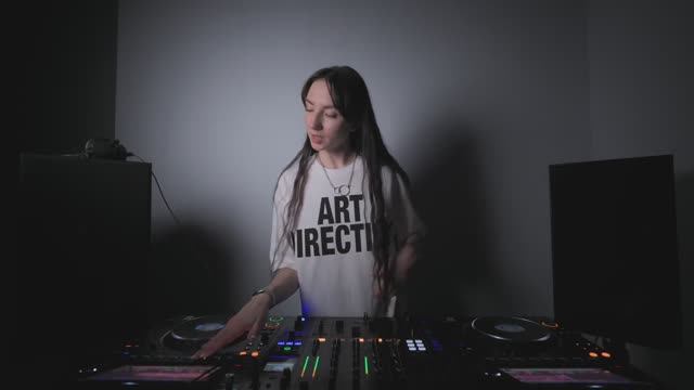 Kristen Kroft - KroftCast #06 Home Session [Melodic Techno ⧸ Indie Dance Dj Mix 2025] 4k смотреть онлайн
