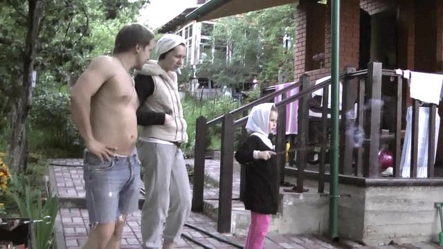 танцуем, пока шашлык жарится смотреть онлайн