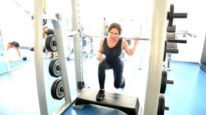 Выпады в тренажере "Смита" с платформой. [НОГИ И ЯГОДИЦЫ]